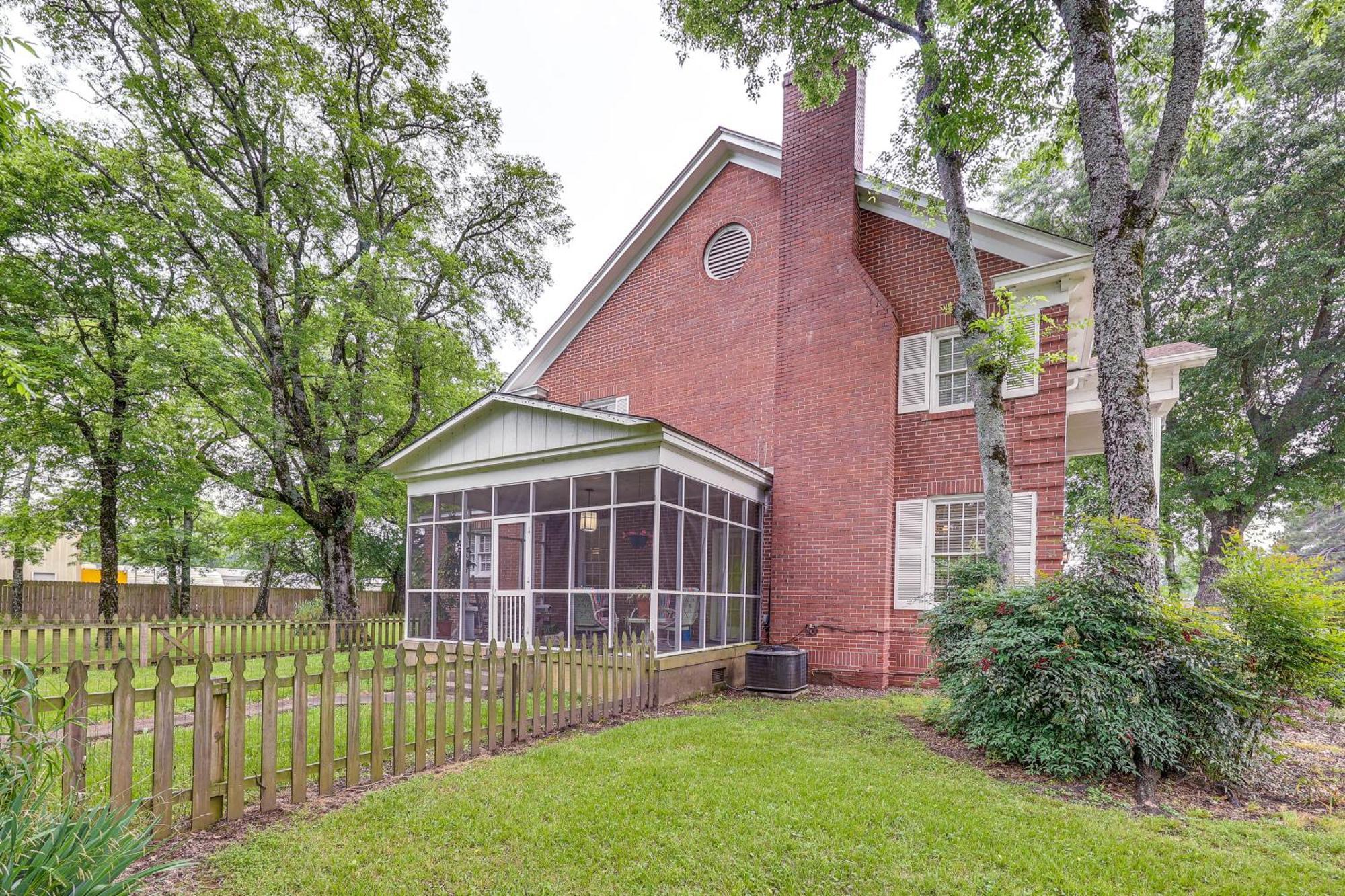 Delightful Retreat With Fireplace And Large Yard! المظهر الخارجي الصورة