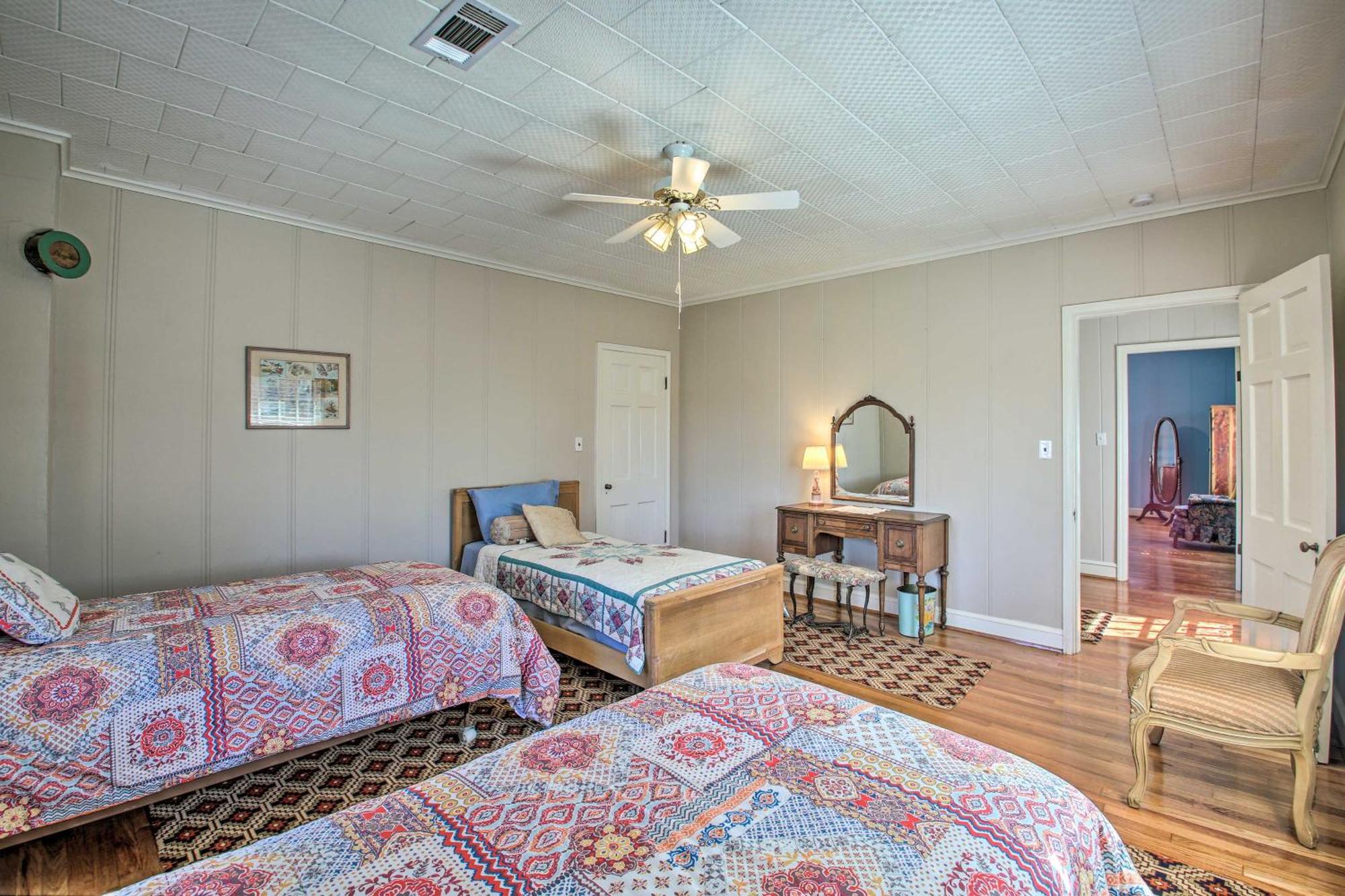 Delightful Retreat With Fireplace And Large Yard! المظهر الخارجي الصورة